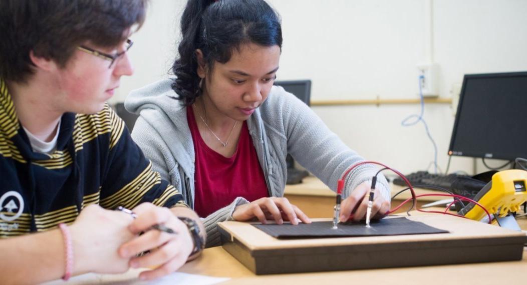 2 students with ee table